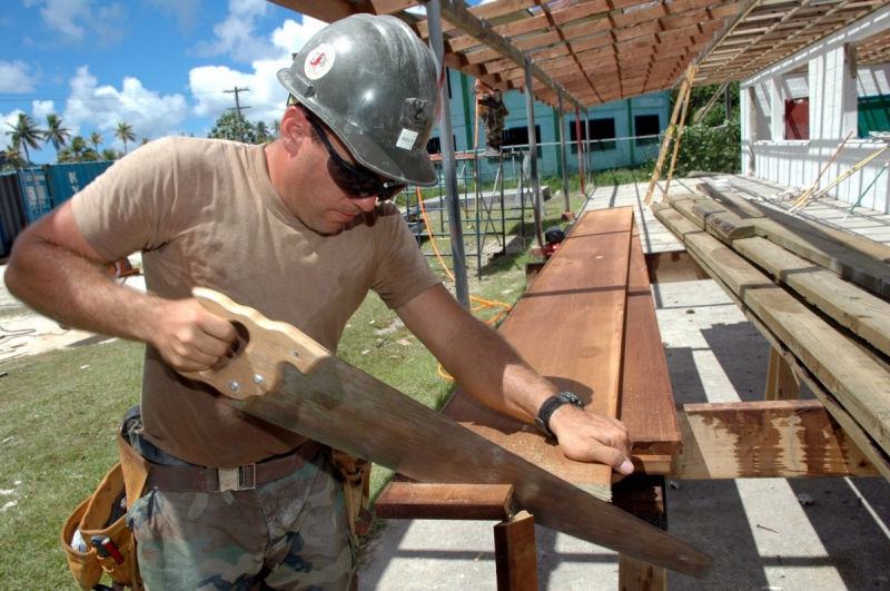 menuisier-BOUYON-min_worker_construction_building_carpenter_male_job_build_helmet-893290